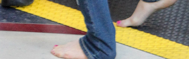 Avril también se quita los zapatos