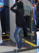 Avril también se quita los zapatos