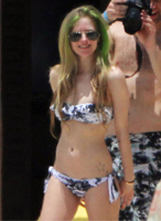 Avril ya va a la playa