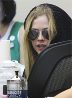 Avril haciéndose la pedicura