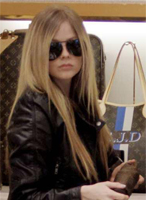 Avril en una tienda de bolsos de lujo