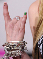 Avril creará una colección de manicura