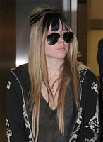Avril vuelve a ponerse mechas negras