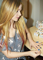 Avril haciéndose la manicura