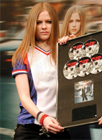 ‘Complicated’ y ‘Alice’ reciben la certificación de oro