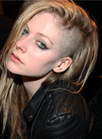 Avril se rapa un lado de la cabeza