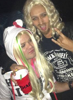Deryck Whibley se disfraza de Avril en Halloween