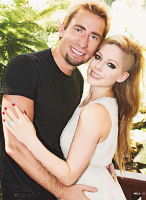 Chad habla de la boda y su vida en común con Avril