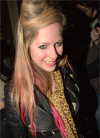 Avril y Chad saliendo del hotel