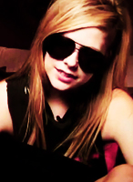 Avril contesta a los fans brasileños