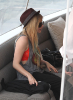 Avril y Chad en barco por la Bahía de Sidney