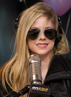 Avril es entrevistada por Ryan Seacrest