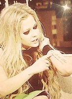 Avril en el programa de Chelsea Lately