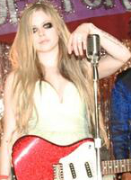 Avril está grabando el videoclip de «Here’s To Never Growing Up»