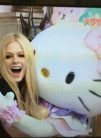 Avril conoce a Hello Kitty
