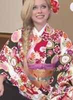 Avril vistiendo kimono