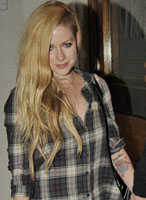 Avril con Chad en Madeo Restaurant y su nuevo tatuaje