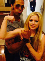 Hello Heartache completa en directo y tocando la bateria de nuevo